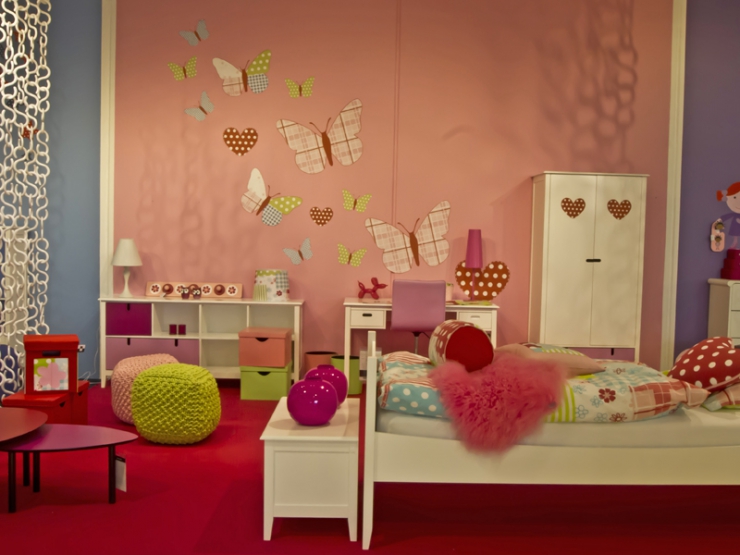 Dětský pokoj zařízený v růžové barvě s doplňky