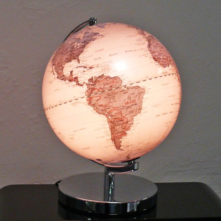 Svítící globus-lampa na regále