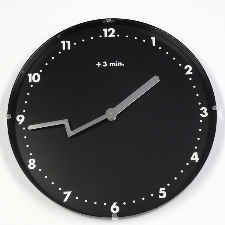 Designové hodiny, které ukazují o 3 min. napřed
