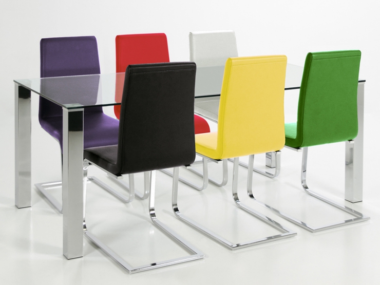 Jídelní skleněný stůl s barevnými jídelními židlemi