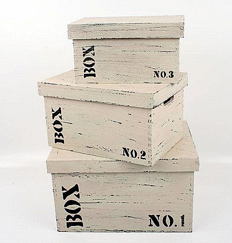 Tři dřevěné úložné krabice s víkem v krémové barvě